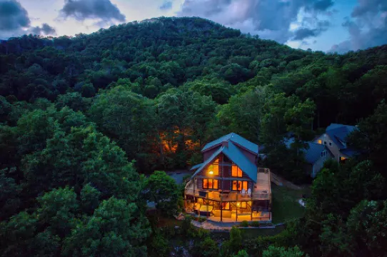 Spectacular Views, Hot Tub, and Pool Table - Stunning Cozy Retreat