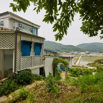 Ganghwa Yasaenghwacafe Pension Отели рядом с достопримечательностью «Хвадо-тондэ»