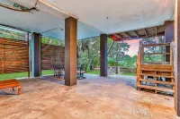 Home With Enclosed Yard, Fire Pit, Wifi, W/d, & AC - Great Location - Bungalows