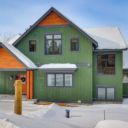 Luxe Mountain Home w/ Chefs Kitchen & Okemo Views