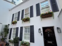 A Luxury Townhouse with Gated Parking in Central St Helier. Moments from the Sea Hotele w: 