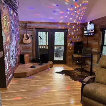 Karaoke, Hot Tub, 1GB Wifi - The Rock House - LUX