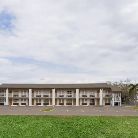 Super 8 by Wyndham Ellenton Bradenton Area