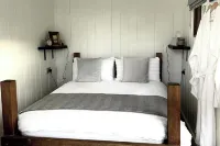 Trethowels Grey Hidden Hut - Apartments
