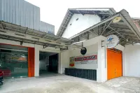 JM Guest House Lamaran RedPartner Các khách sạn ở Karawang
