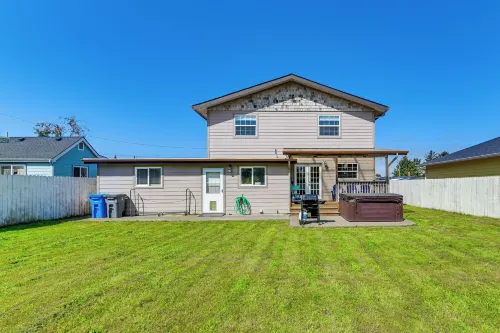 Crescent City Home w/ Hot Tub: Half-Block to Beach - parkir