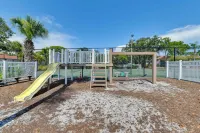 Resort Retreat w/ Pools! 6 Mi to Bradenton Beach - Kitchen
