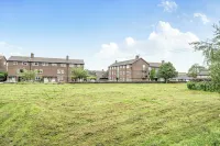 2 Bed Apartment Sleeps 3 -Smart Tv -Private Garden - parking