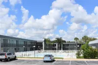 Super 8 by Wyndham Ocala I-75 - parking