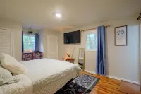 Fire Pit & Grill! Wooded Durham Retreat - Homestays