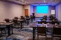 Fairfield Inn & Suites Columbus, IN - parking