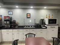 Red Roof Inn & Suites Hinesville - พร้อมอาหารเช้า