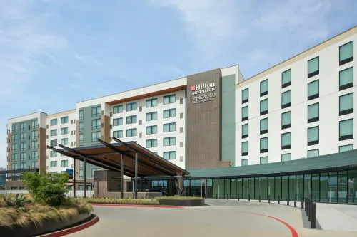 Homewood Suites by Hilton Grand Prairie at EpicCentral - Parkplatz