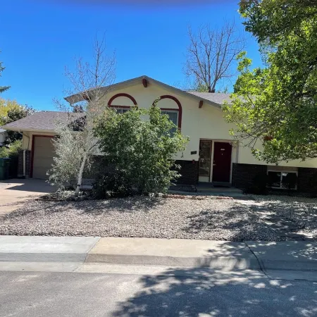 Cheerful 4 Bedroom Home - Back Yard/Game Room!