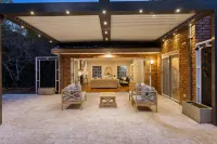 Carinya Centennial Bowral Spa Retreat - 4-Star