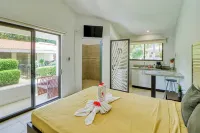 Studio w/ Resort-Style Pool, Walk to Beach! - 2つ星