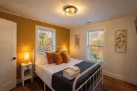 Cozy 2 Br, 2 BA Cottage in Downtown Dahlonega! - 3-Star