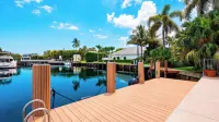 Beach Drive Estate by Avantstay Canal-Front Pool + Hot Tub + Private Dock Walk to the Beach - 4 stjerner