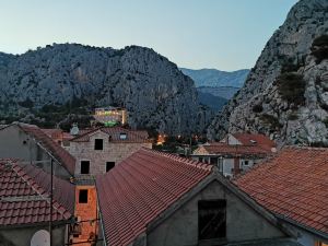 Explore Old Town and All the Beauties in Omis Staying at Apartment Olmissum