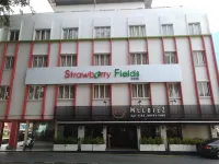 Hotel Strawberry Fields Hotel dekat Assunta College of Nursing
