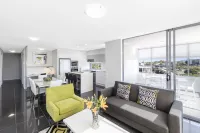 Oaks Brisbane Woolloongabba Suites - balcony