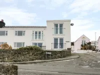 Harbour View Hotels near Morrisons Daily