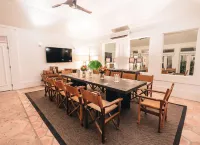 Pink Sands Resort Hotels in Данмор-Таун