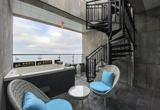 숙소 내부 깔끔한 침구