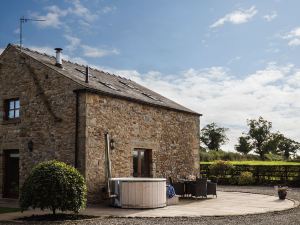 Beautiful Secluded 2-Bed Barn with Woodfire Hottub