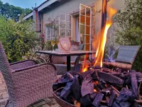 Sagewood Cottage for 2 People with Wonderful Private Terrace in Garden! Hôtels à : Krugersdorp