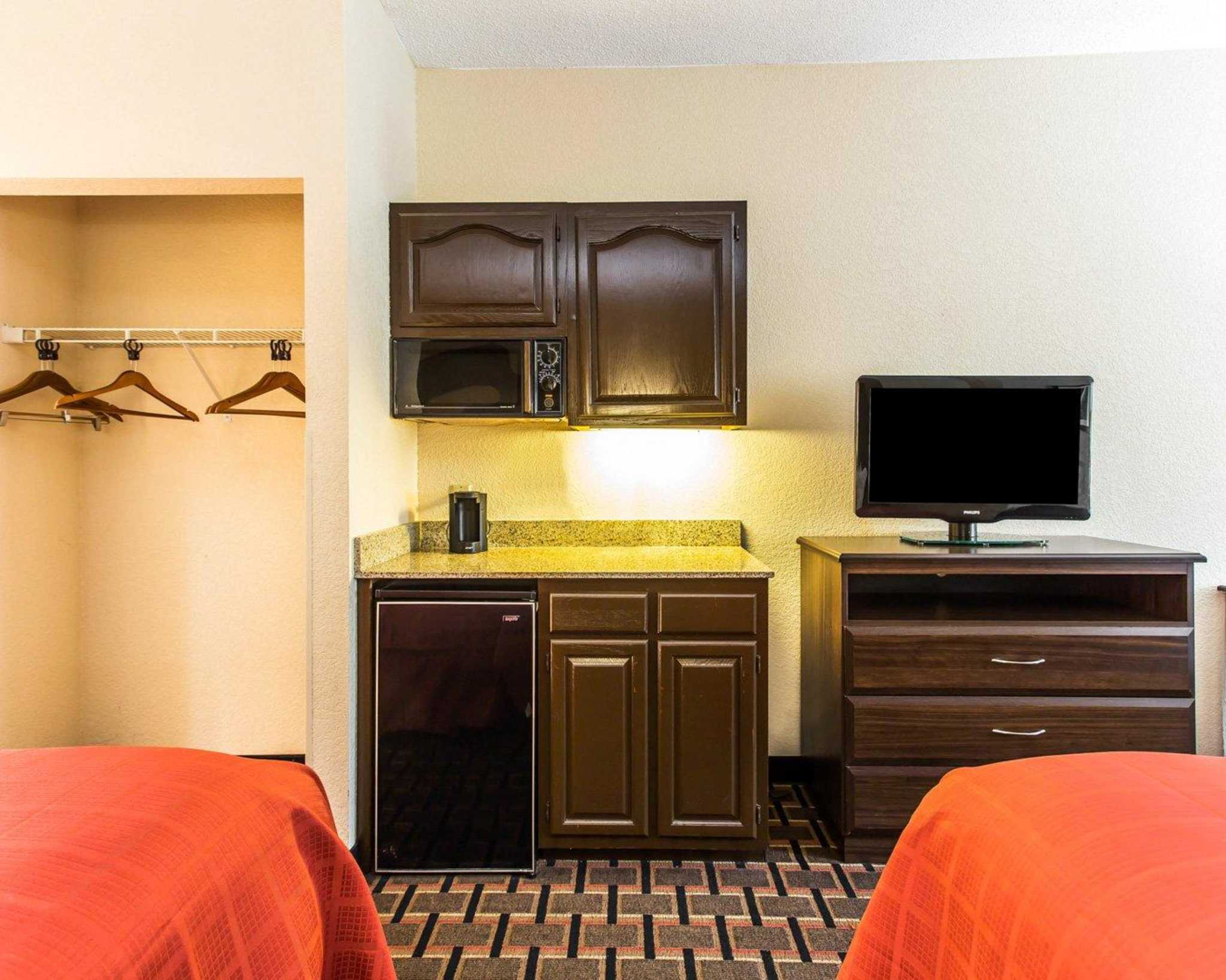 Quality Suites Convention Center - Hickory