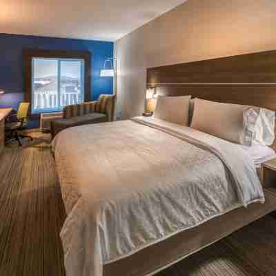 Holiday Inn Express & Suites Reno Airport Rooms