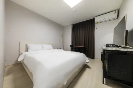 Hongcheon the Stay Motel Отели рядом с достопримечательностью «Hongcheon Saengmyeong Geongang Gwahakgwan»