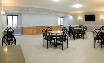 Howard Johnson by Wyndham Waukegan Great Lakes