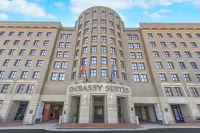 Embassy Suites by Hilton Alexandria Old Town Отели рядом с достопримечательностью «Контрабандс энд Фридмен Семетери Мемориал»