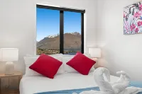 A Luckie Charm - 3-Bedroom Townhouse with Spectacular View Hoteles en Queenstown Hill