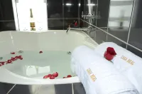 Aqua Hotel Cusco - Bathtub