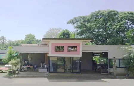 Tara Resort Отели рядом с достопримечательностью «Wat Maha That Temple»