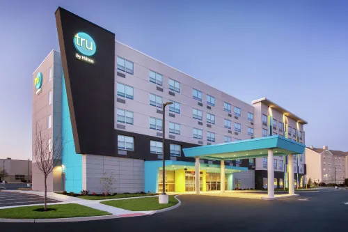 Tru by Hilton Audubon Valley Forge - Pools