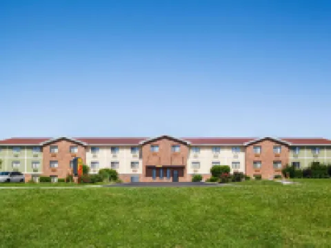 Super 8 by Wyndham Lenexa Overland Park/Mall Area レネックサのホテル