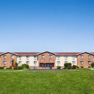 Super 8 by Wyndham Lenexa Overland Park/Mall Area