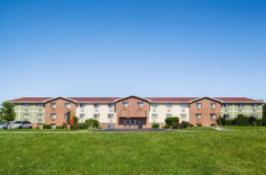 Super 8 by Wyndham Lenexa Overland Park/Mall Area