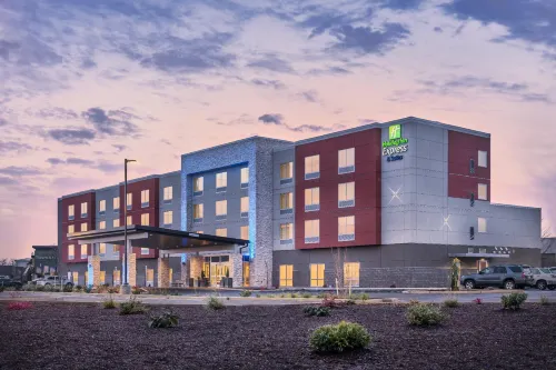 Holiday Inn Express & Suites SALEM NORTH - KEIZER by IHG - Parkplatz