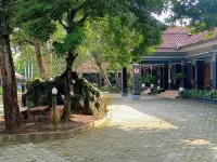 Grafika Hotel Dan Restoran Hotel dekat Candi Bengkoang, Kalitengah, Gombong