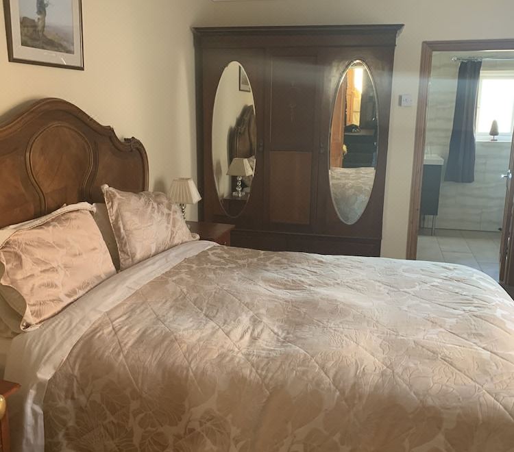 Riverside Bed and Breakfast - Housity