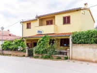 Modern Holiday Home with Pool & 4 Bikes, Near Center