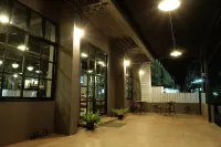騎士臥房青年旅館和咖啡館