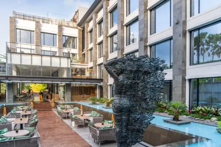 Holiday Inn Bali Sanur Отели рядом с достопримечательностью «Hidden Mini Zoo Bali»