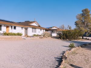 Pickle Ranch - Desert Paradise with Hot Tub, Fire Pit & BBQ 2 Bedroom Home by Redawning
