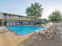 Super 8 by Wyndham Temple S. General Bruce - Pools